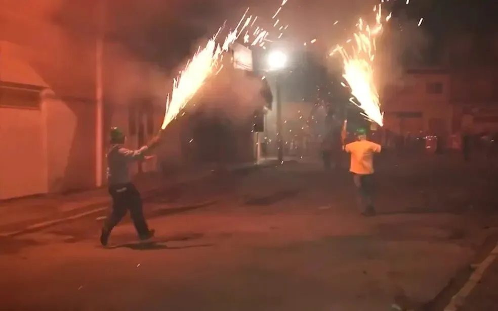 As espadas são dispositivos pirotécnicos tradicionais na Bahia