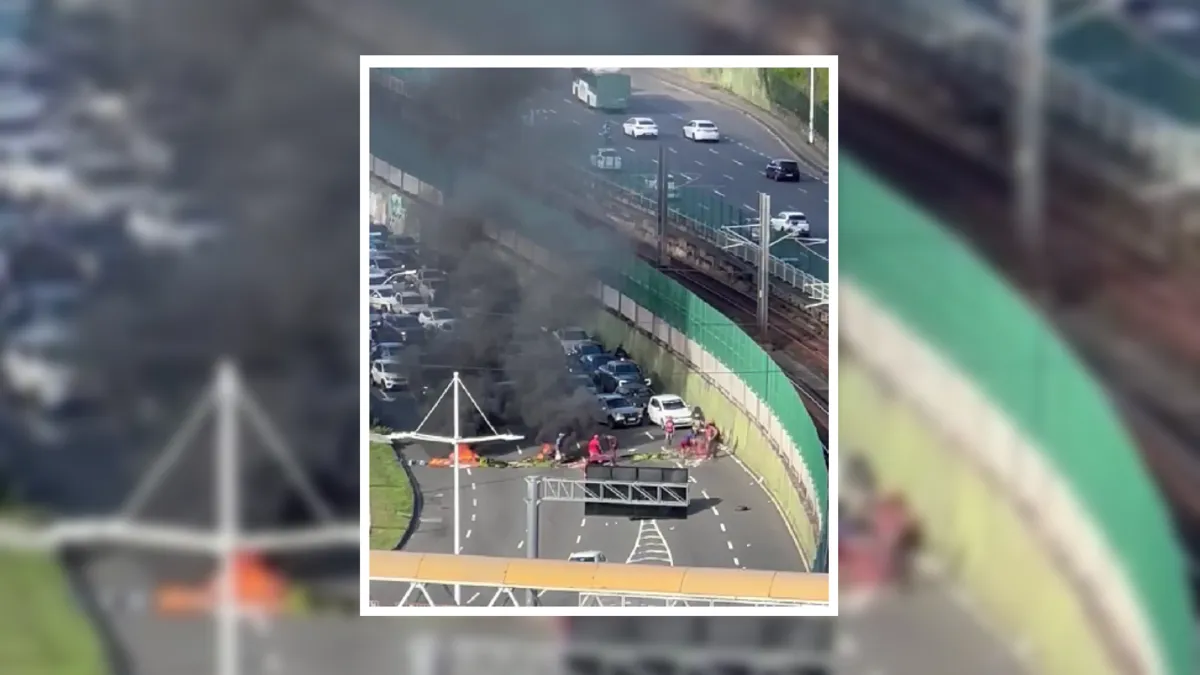 Imagem ilustrativa da imagem Protesto queima objetos e fecha trânsito após morte da menina Aysha