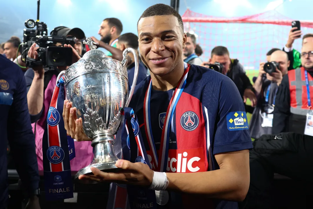 Mbappé com o título da Copa da França