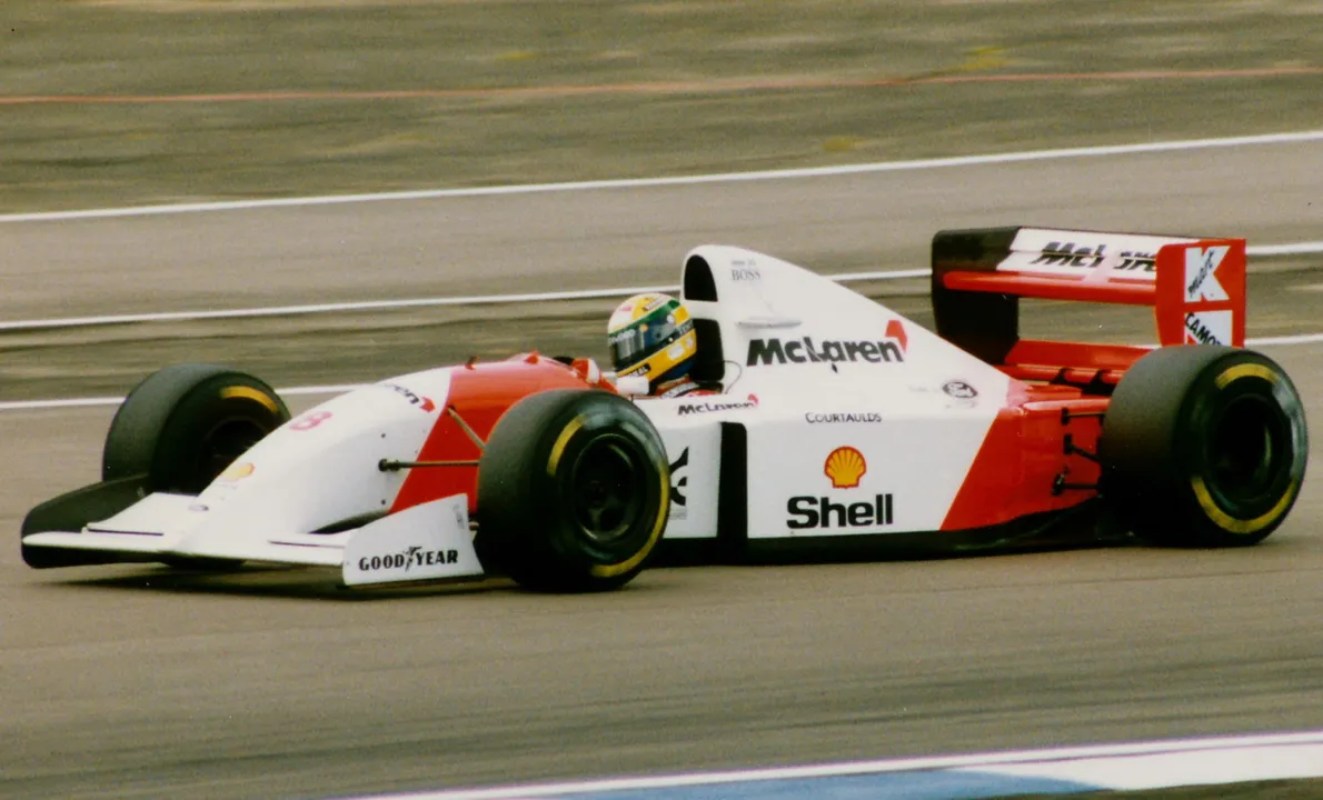 Senna foi campeão mundial de F1 pilotando a McLaren nas temporadas 1988, 1990 e 1991