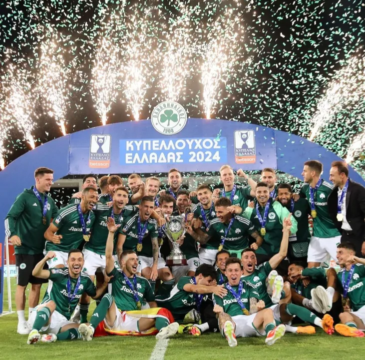 Elenco do Panathinaikos celebra conquista da Copa da Grécia