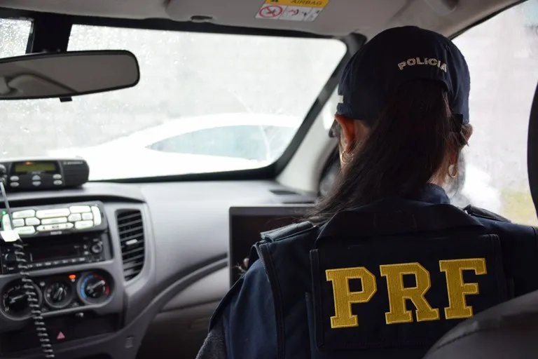 Durante a abordagem, os policiais encontraram o dinheiro escondido em malas e junto ao estepe do veículo.