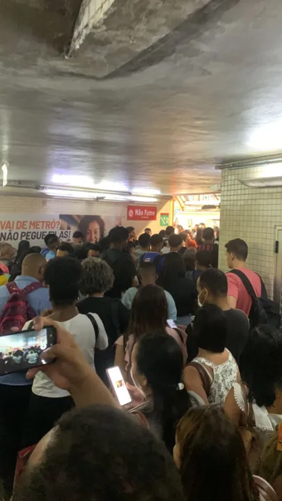 Multidão aglomerada na Estação Brotas