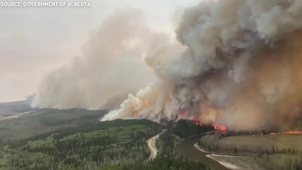 Milhares precisam deixar suas casas no Canadá devido a incêndios