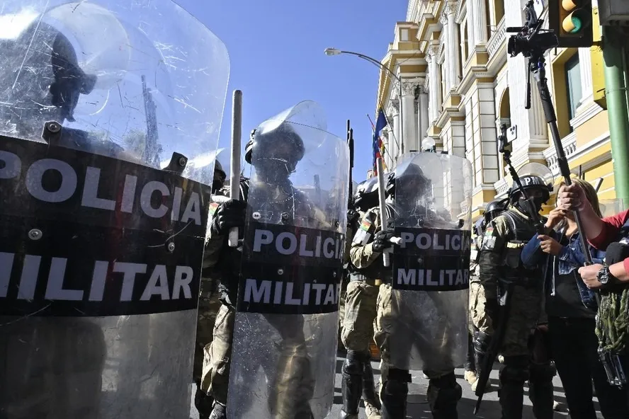 Polícia montou uma intensa operação de segurança para transferi-los de uma prisão em La Paz