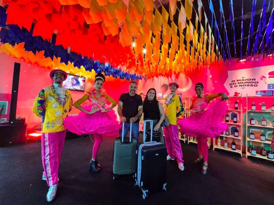 Imagem ilustrativa da imagem Mini arraiá recepciona turistas em clima de São João no aeroporto