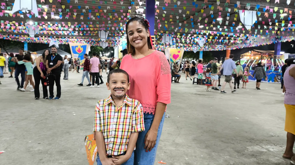 Quase todo caracterizado para os festejos juninos, o pequeno só esqueceu o chapéu em casa