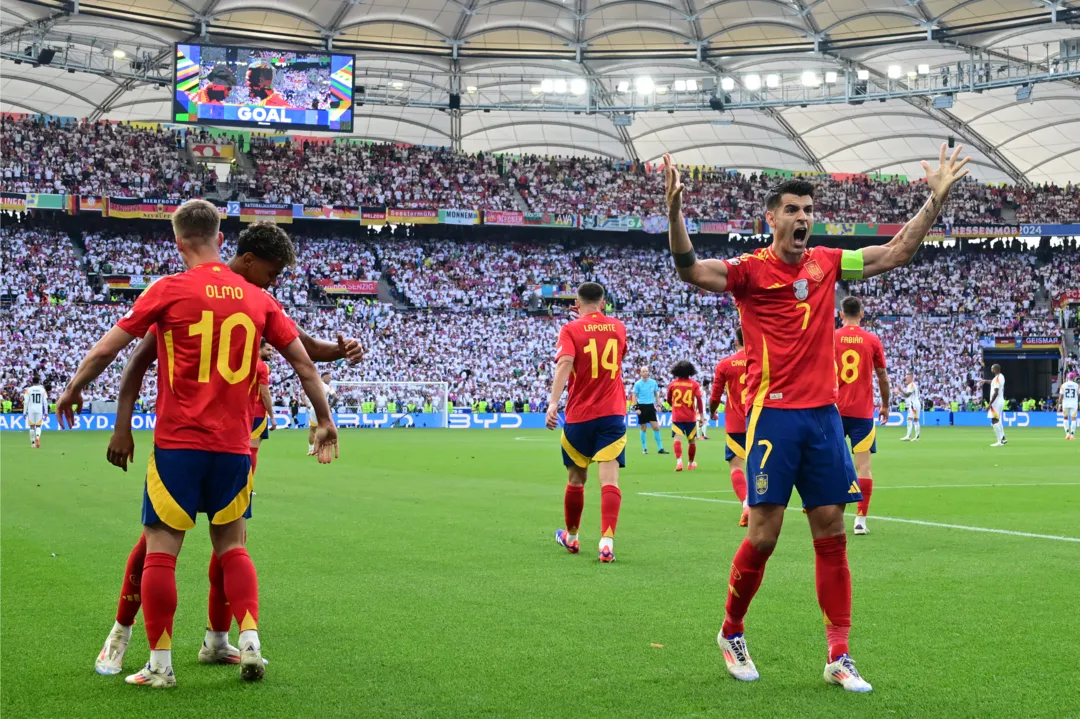 Imagem ilustrativa da imagem Morata deixa banco após gol, leva amarelo e está fora da semifinal