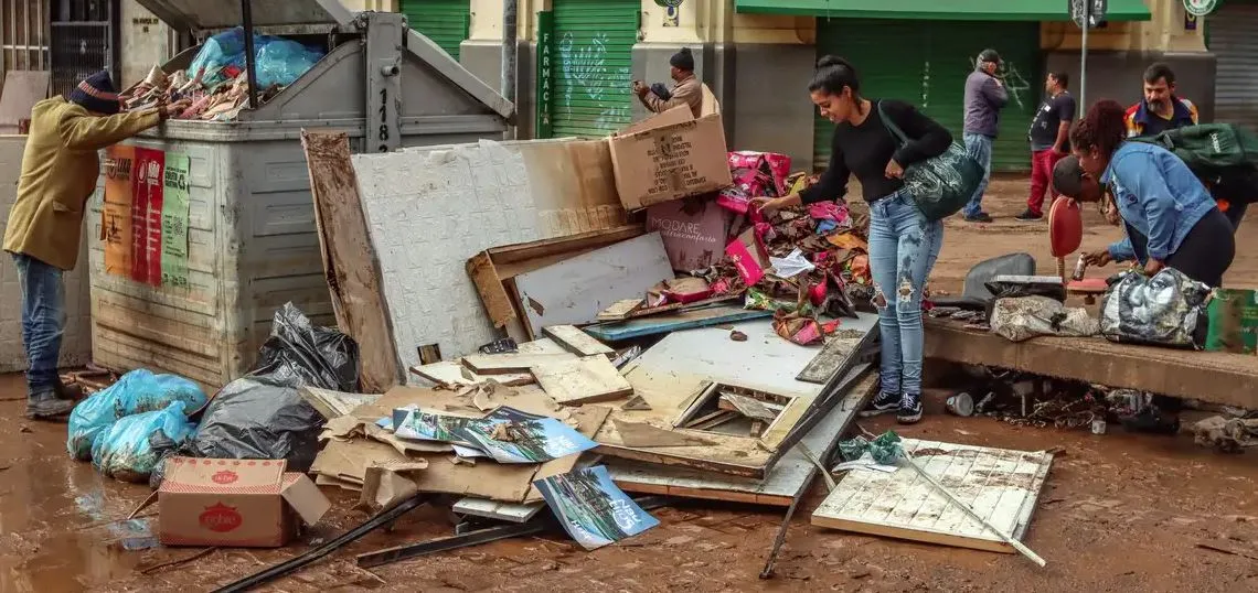 Seguem desaparecidas 85 pessoas e 806 ficaram feridas.