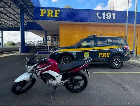 A equipe policial realizava operação de combate ao crime na BR-116, quando deu ordem de parada a um ônibus de turismo que seguia de São Paulo para a cidade baiana de Euclides da Cunha