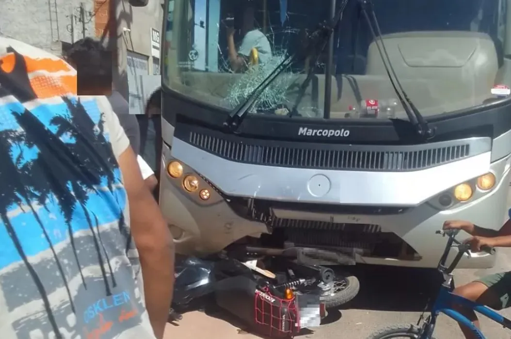Imagem ilustrativa da imagem Motociclista de 14 anos fica gravemente ferido após batida com ônibus