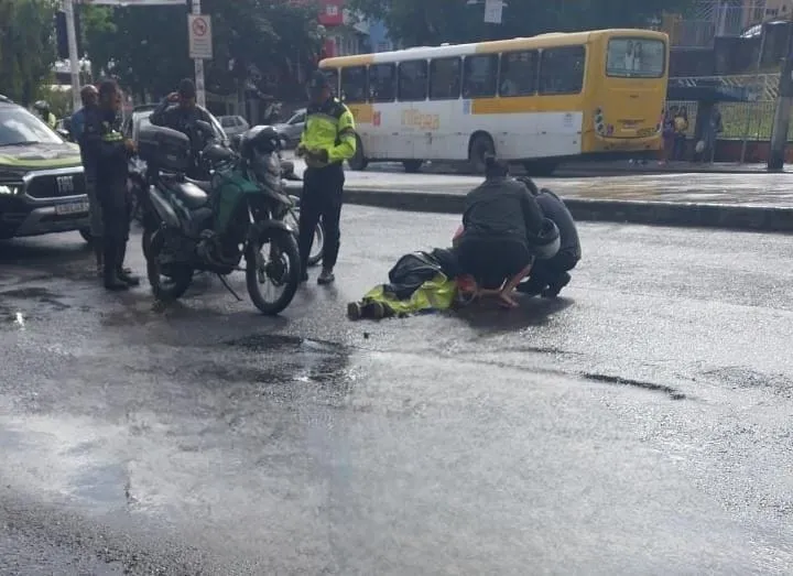 Agentes da Superintendência de Trânsito de Salvador (Transalvador) sinalizaram a via