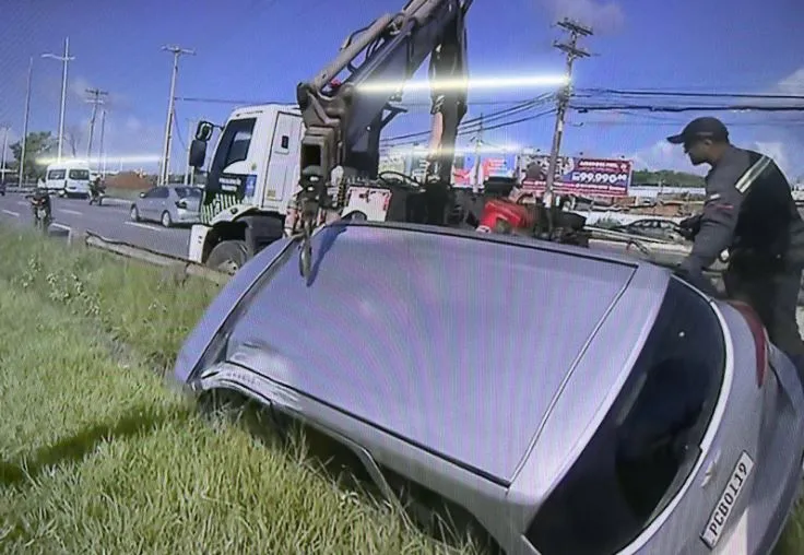 Carro foi rebocado