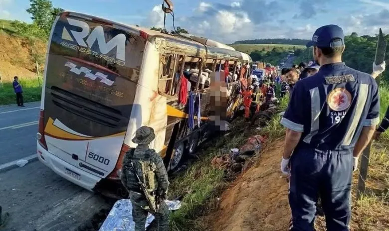 Acidente de ônibus em Teixeira de Freitas deixa 9 mortos e 23 feridos