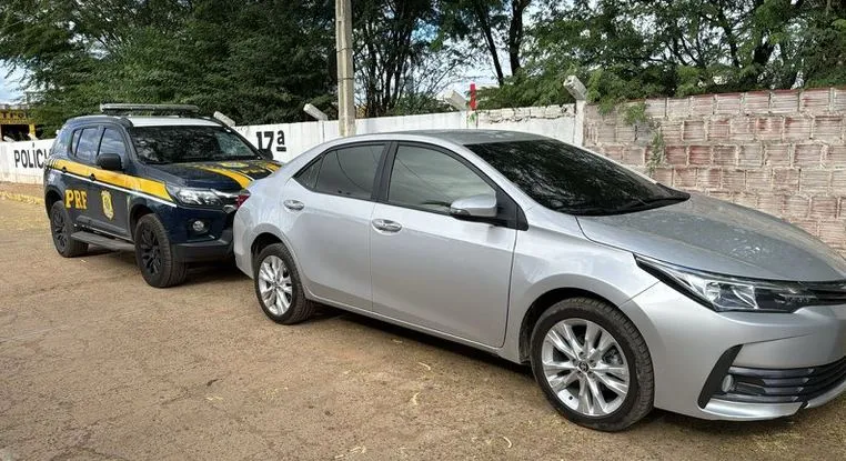 Policiais descobriram a placa verdadeira do carro e uma queixa por roubo