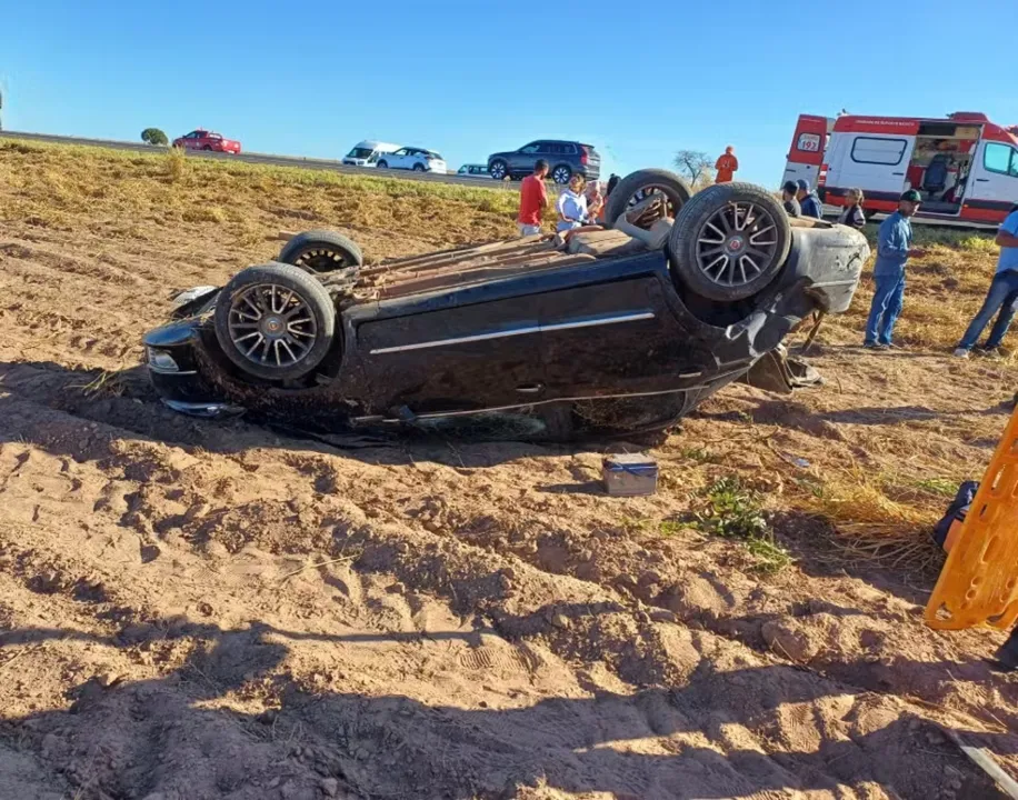 Imagem ilustrativa da imagem Motorista que havia ingerido álcool capota carro e 4 ficam feridos