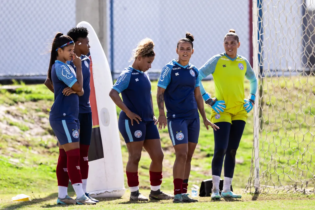 Elenco feminino no último treino antes da decisão