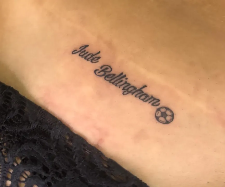 Tatuagem com nome de  Jude Bellingham