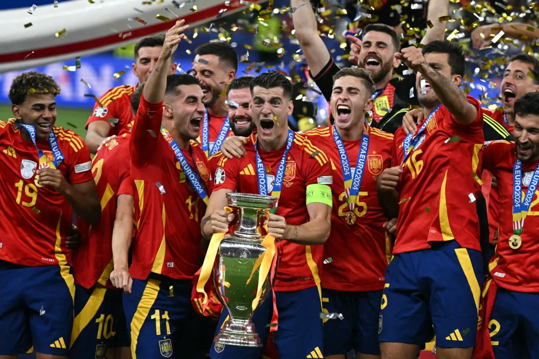 Capitão da Espanha, Morata ergue a taça da Eurocopa