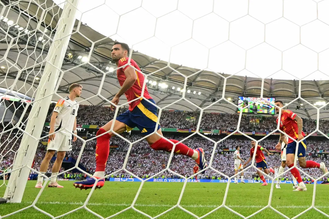 Mikel Merino comemora o gol da classificação da Espanha sobre a Alemanha