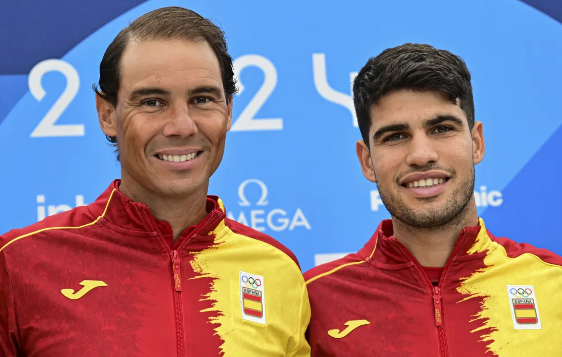 Rafael Nadal (à esq.) e Carlos Alcaraz posam para foto durante coletiva de imprensa em Paris