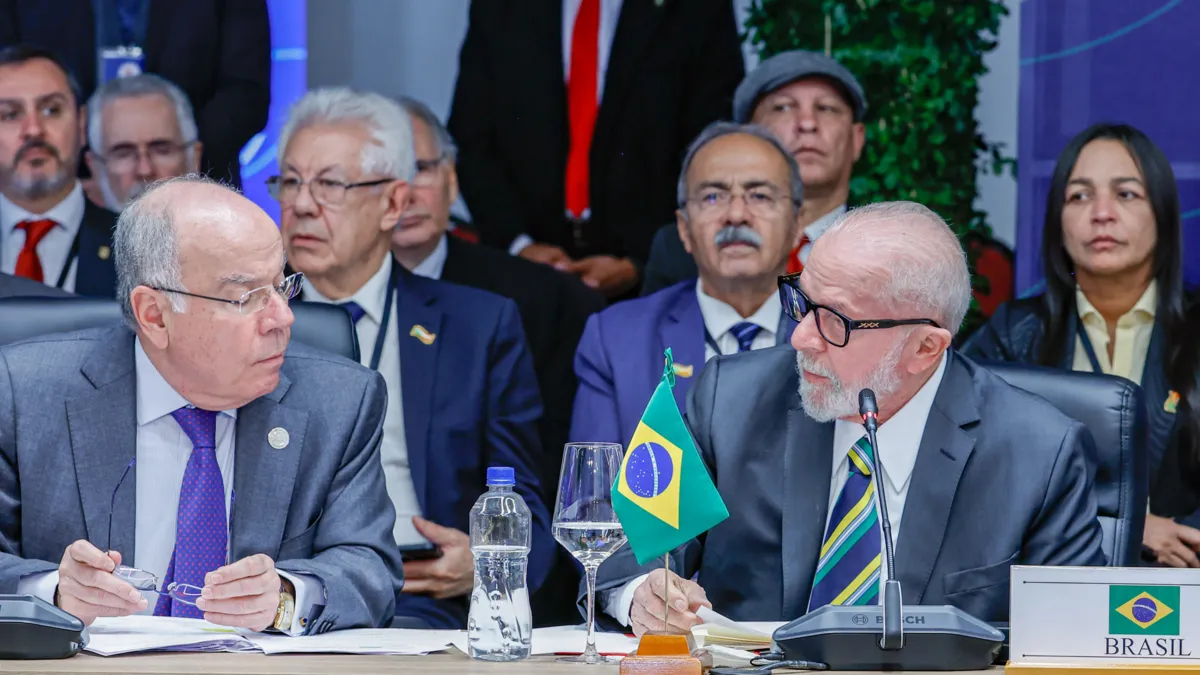 Lula e o ministro das Relações Exteriores, Mauro Vieira, durante encontro do Mercosul