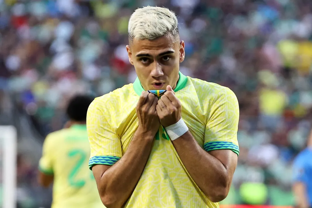 Andreas Pereira beija escudo da Seleção Brasileira após marcar contra o México
