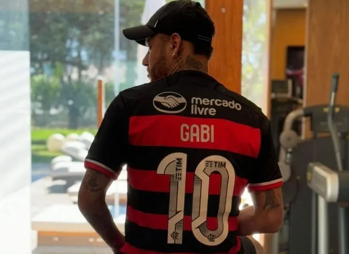 Neymar publicou foto com a camisa de Gabigol nesta quarta-feira, 12