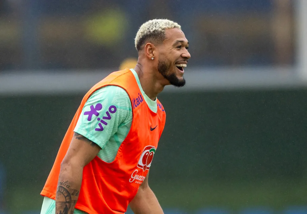 Joelinton em treino da Seleção na Granja Comary