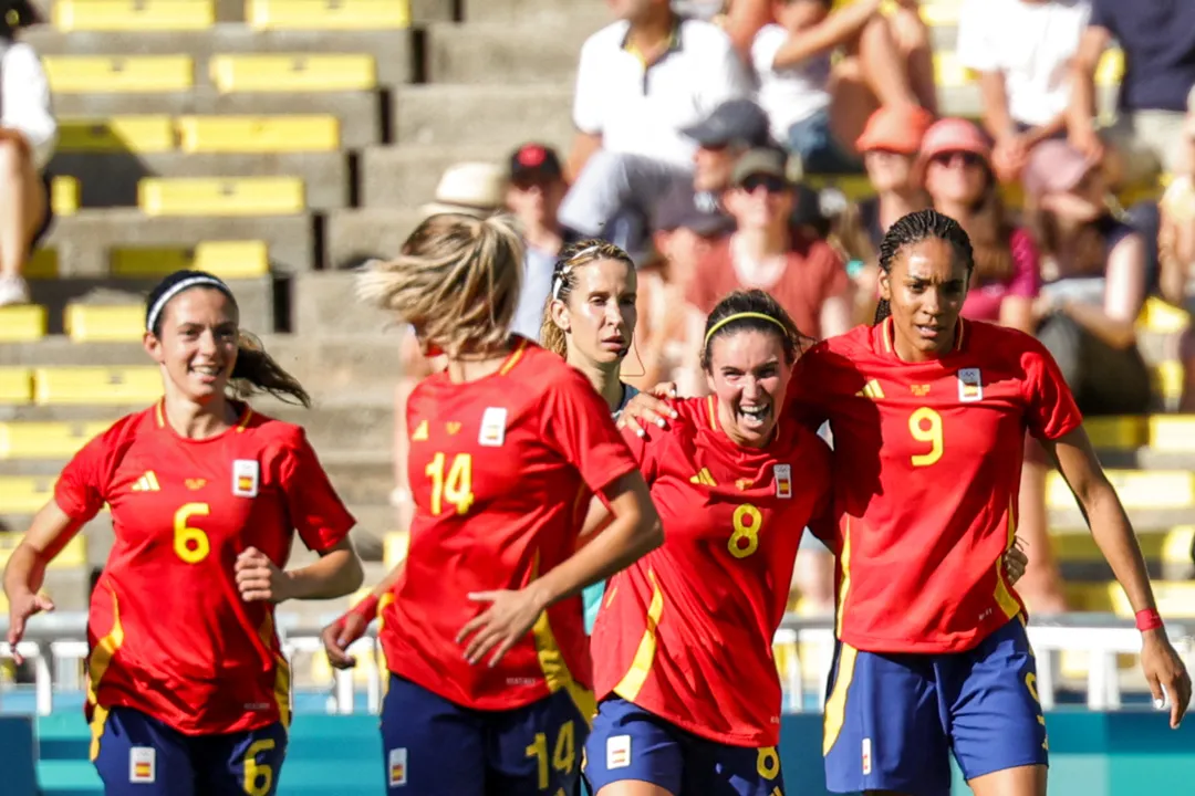 Jogadoras da Espanha comemorando gol