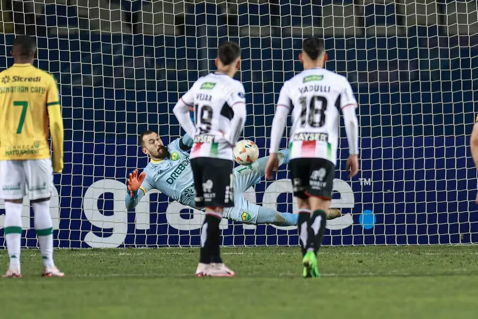 Walter defendeu e deu rebote na cobrança de Abrigo, mas o árbitro apitou o fim do jogo antes do gol