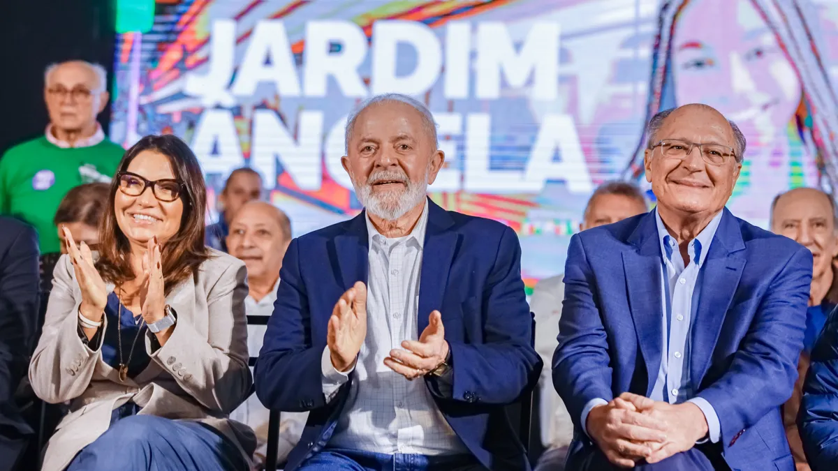 Lula ao lado de Janja e de Alckmin, em evento realizado em São Paulo