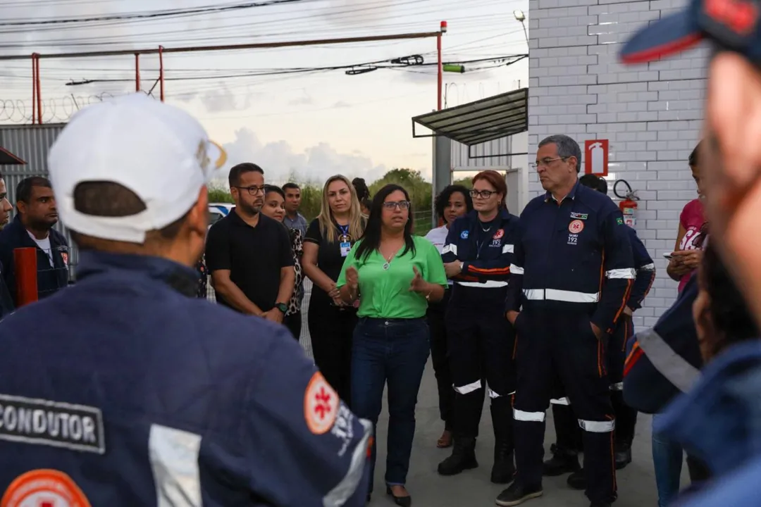 Vice-prefeita Ana Paula com equipe do Samu