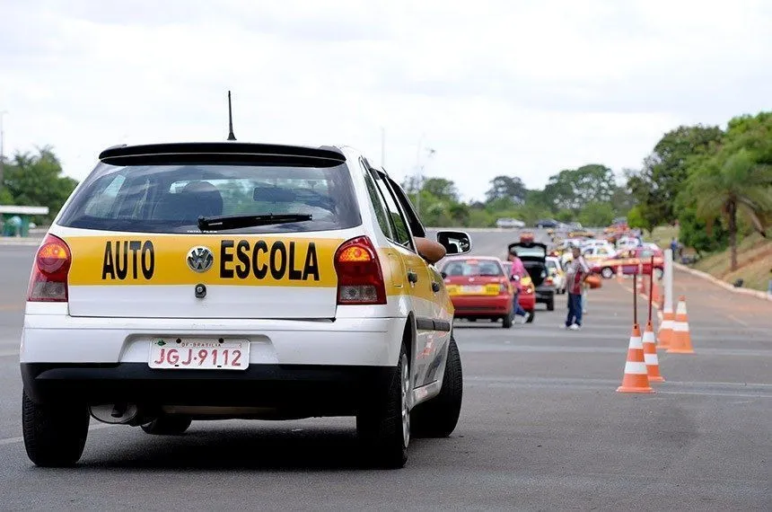 Texto indica que a idade permitida para os veículos de autoescolas – carros de passeio, motos, ônibus, entre outros – aumentou com relação ao que era definido