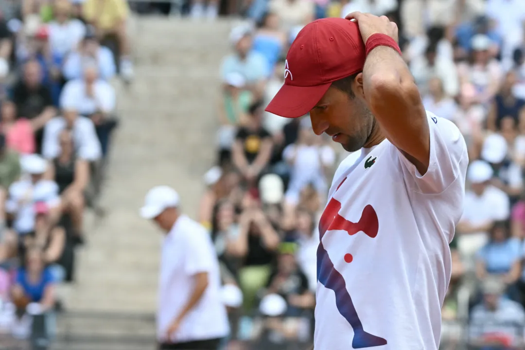 Novak Djokovic é atingido por garrafa depois de jogo em Roma