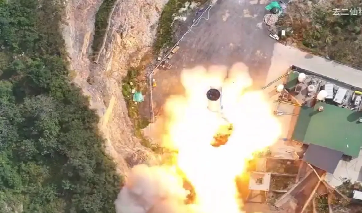 No vídeo, é possível ver que o foguete liga os propulsores e cerca de um segundo depois uma explosão ocorre