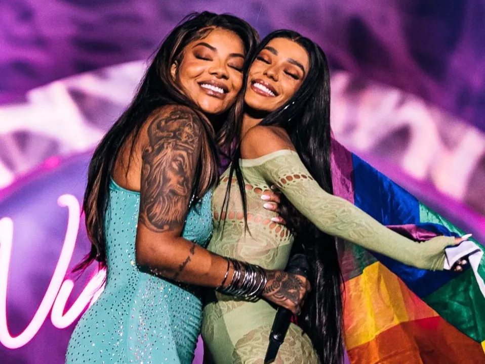 A cantora Ludmilla e sua esposa Brunna Gonçalves