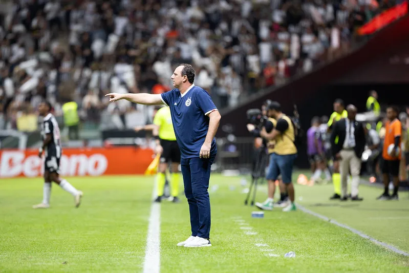 Rogério Ceni na beira do campo durante Atlético-MG x Bahia