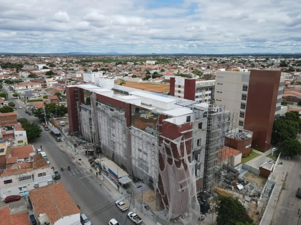 Imagem ilustrativa da imagem Obra do Hospital Regional e construção de maternidade avançam na Bahia