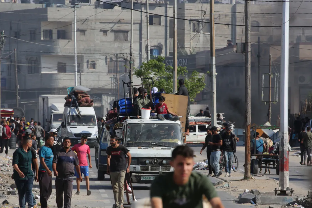 Palestinos transportam seus pertences enquanto fogem de Rafah, no sul da Faixa de Gaza