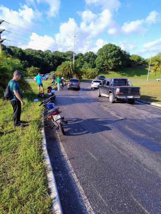 Motociclistas derraparam devido ao óleo