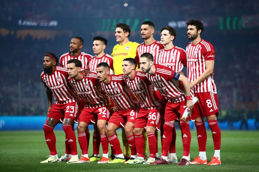 Com o brasileiro Rodney entre os titulares, Olympiacos conquistou a Conference League