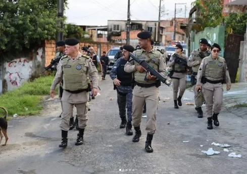 PMs foram presos no último sábado por suspeita de roubar um celular