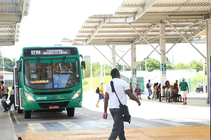 Ônibus entram no terminal na manhã desta quinta-feira, 20