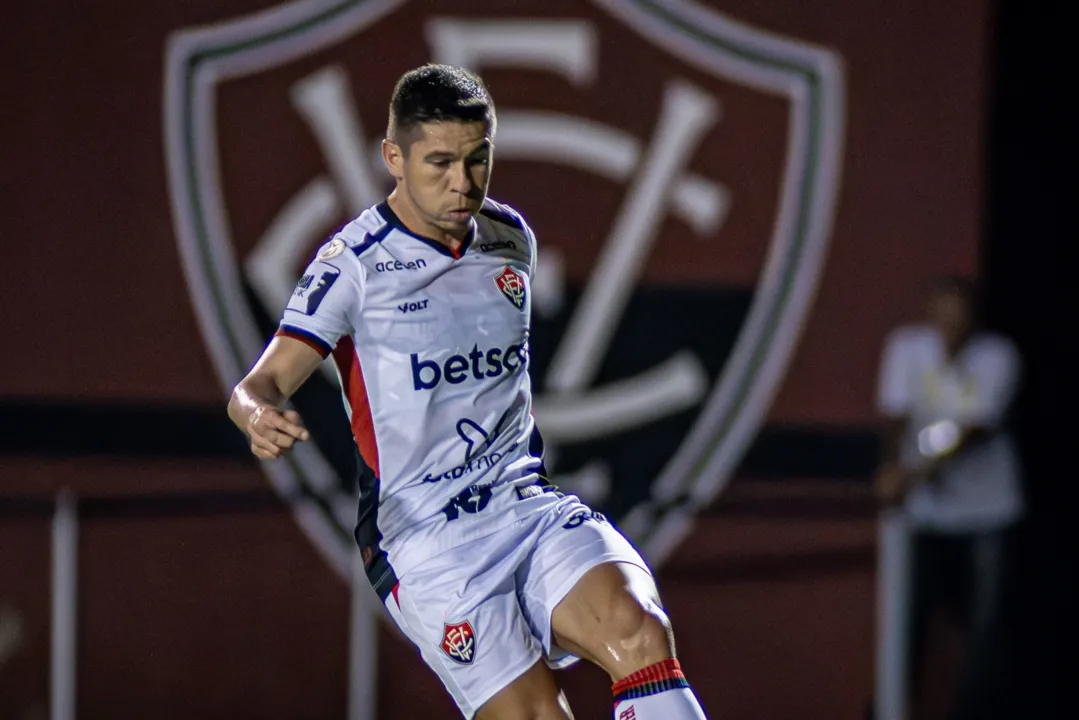 Osvaldo em campo pelo Vitória