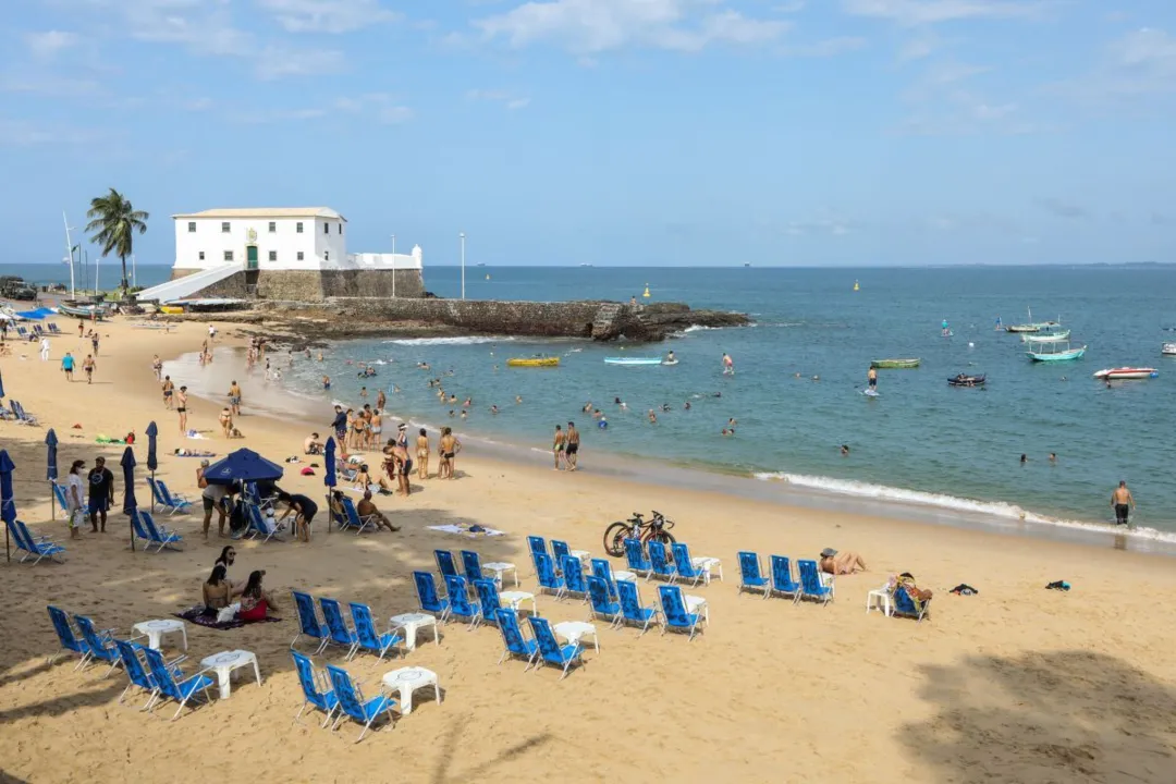 A praia do Porto da Barra é uma das mais famosas de Salvador; cercada por fortes militares, é legalmente um terreno de Marinha