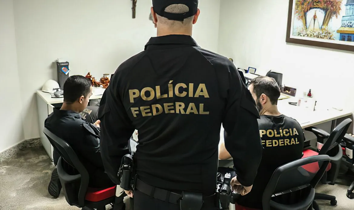 Policiais federais durante operação