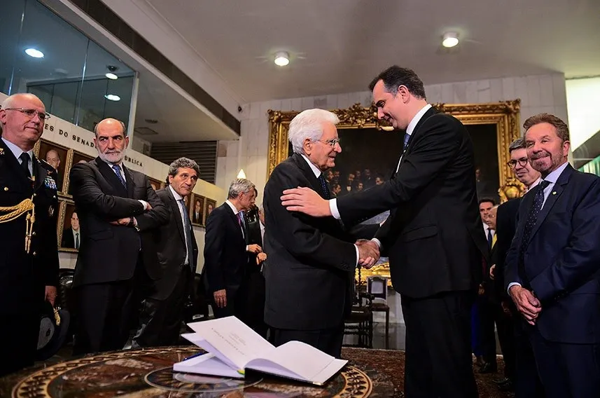 Pacheco cumprimenta o presidente da Itália, Sergio Mattarella, no Salão Nobre do Senado, observados por comitiva e parlamentares