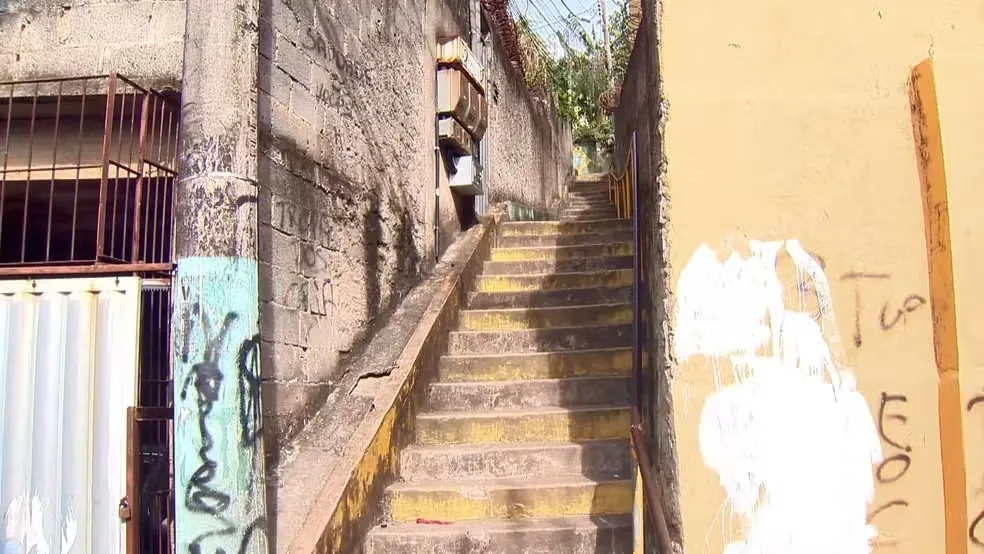 A vizinha contou que Brenda Luz da Silva ainda tentou fugir, mas caiu na escadaria em frente da casa