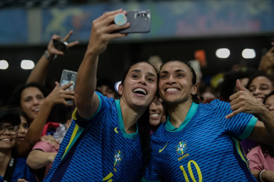 Rafaelle e Marta posam para selfie com torcedores